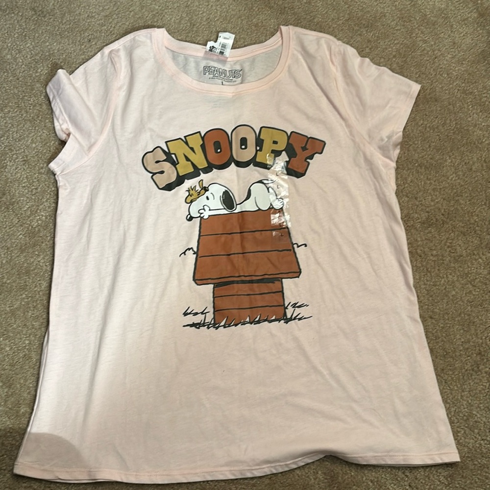 Snoopy tshirt. Size large.